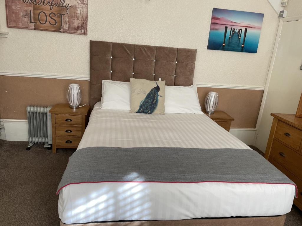 a bedroom with a bed with a bird sitting on it at Diamonds Villa near York Hospital in York