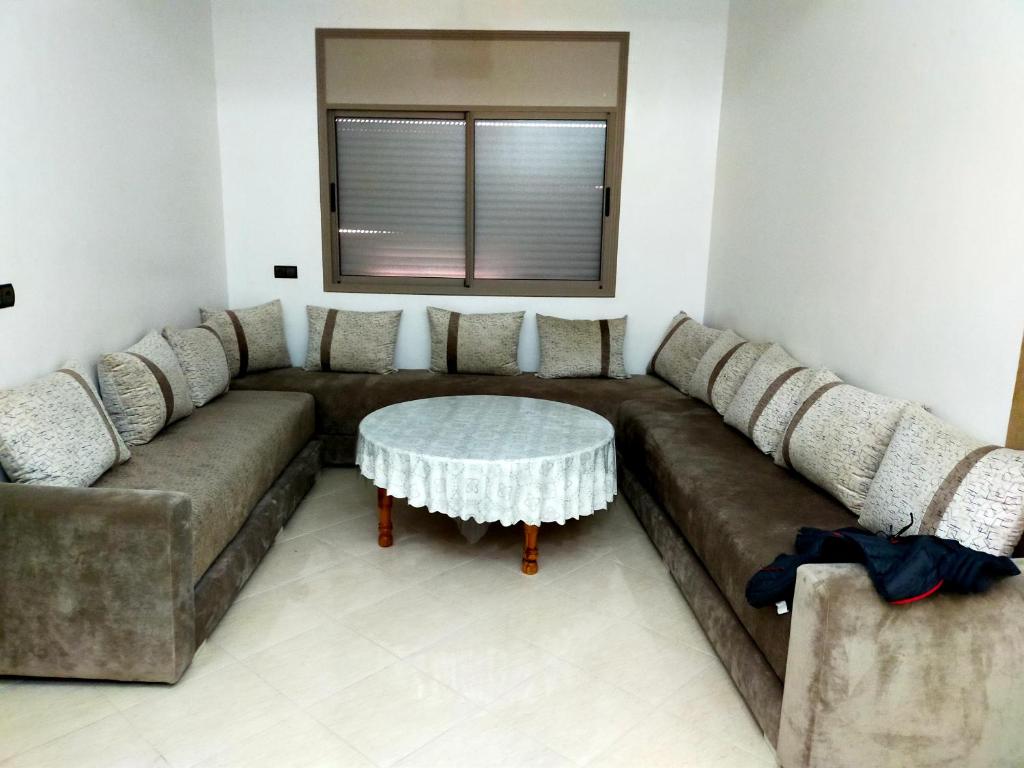 sala de estar con sofá y mesa en Safi capitale de l'océan en Safi