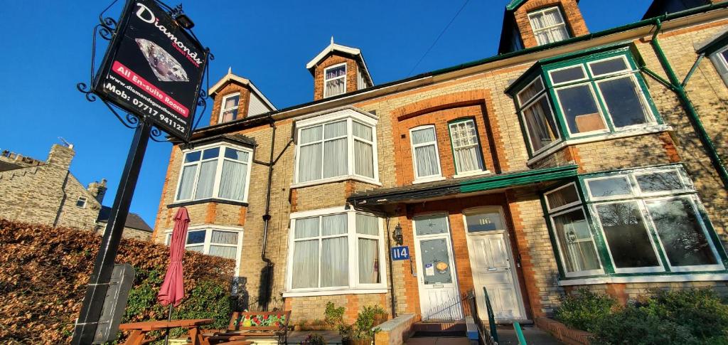 un edificio de ladrillo con un cartel delante en Diamonds Guest House, en York