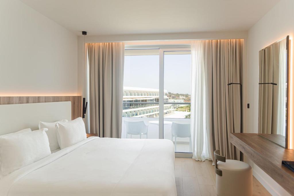 Grecian Sands Hotel - 