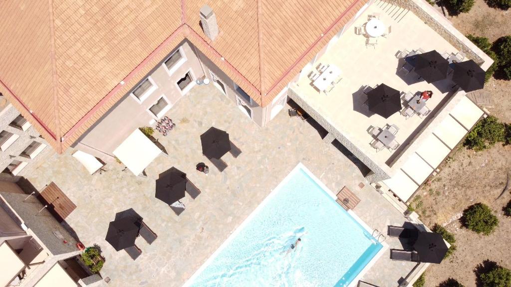 Perivoli Country Hotel & Retreat في نافبليو: منظر علوي لمنزل به حوض سباحة