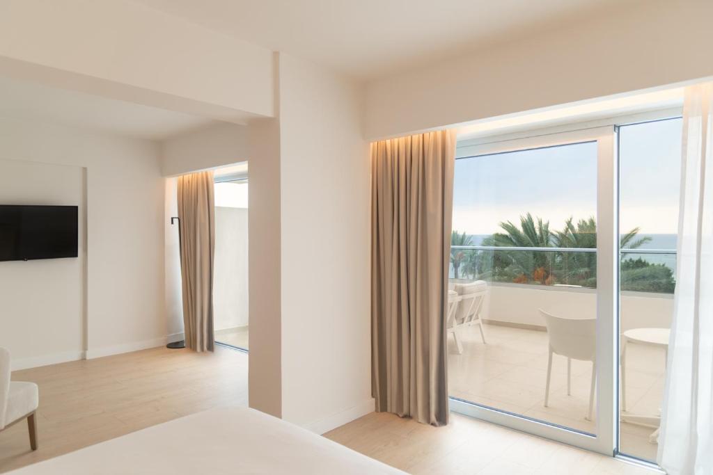 Grecian Sands Hotel - 