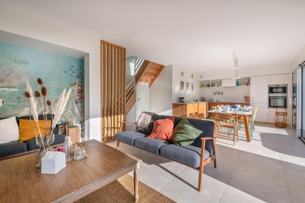 a living room with a couch and a table at Lumineuse et accueillante maison pour 8 personnes in Sarzeau