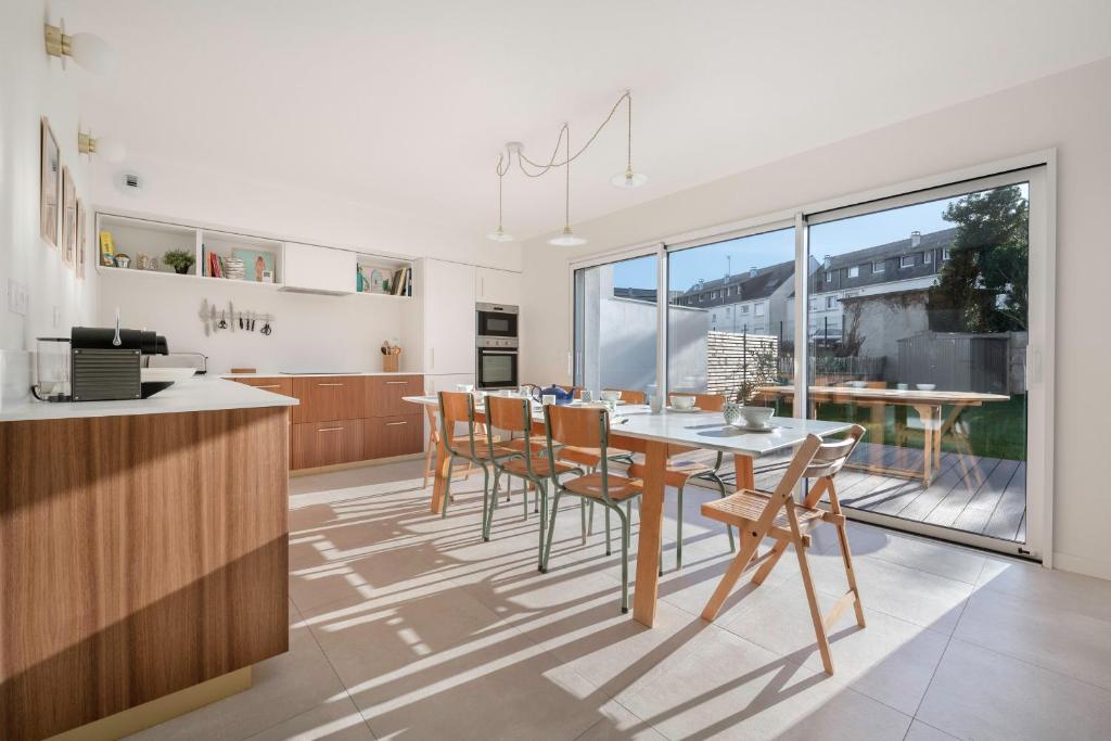 a kitchen and dining room with a table and chairs at Lumineuse et accueillante maison pour 8 personnes in Sarzeau