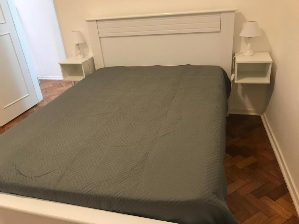 ein großes Bett in einem Zimmer mit zwei Nachttischen in der Unterkunft Lindo Apartamento Copacabana in Rio de Janeiro