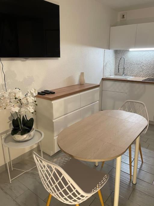 Kuchnia lub aneks kuchenny w obiekcie Appart Frontignan sur la plage, piscine, wifi, tv, Netflix
