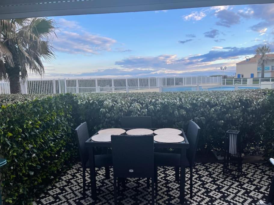 Restauracja lub miejsce do jedzenia w obiekcie Appart Frontignan sur la plage, piscine, wifi, tv, Netflix
