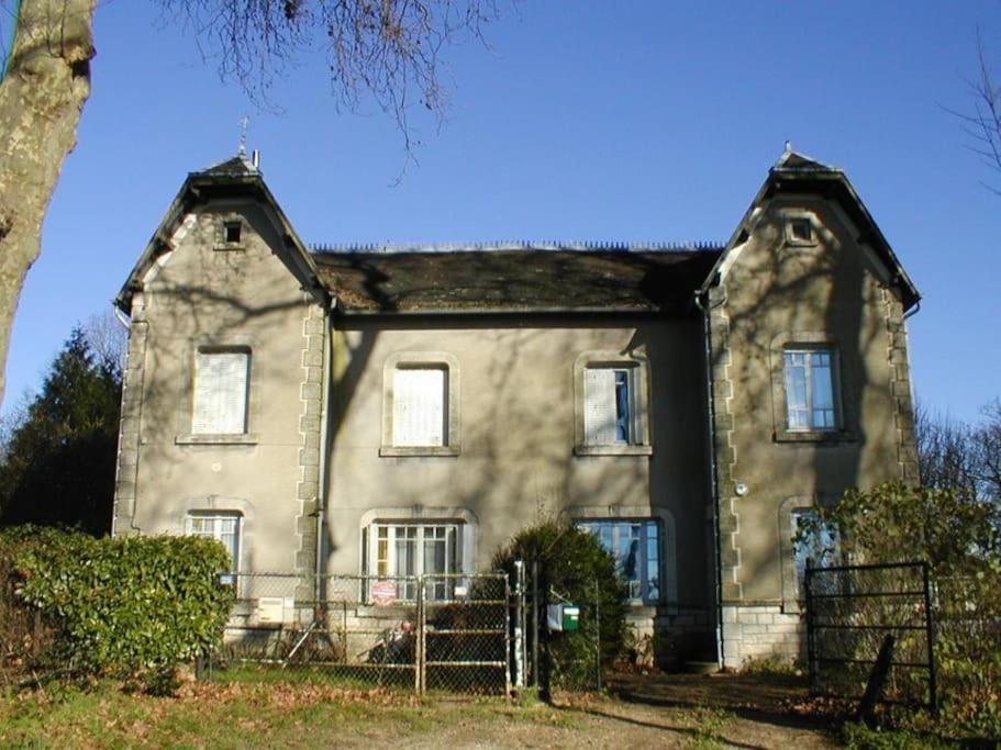 Stary kamienny dom z płotem przed nim w obiekcie Appartement indépendant dans grande maison w mieście Pouilly-sur-Loire