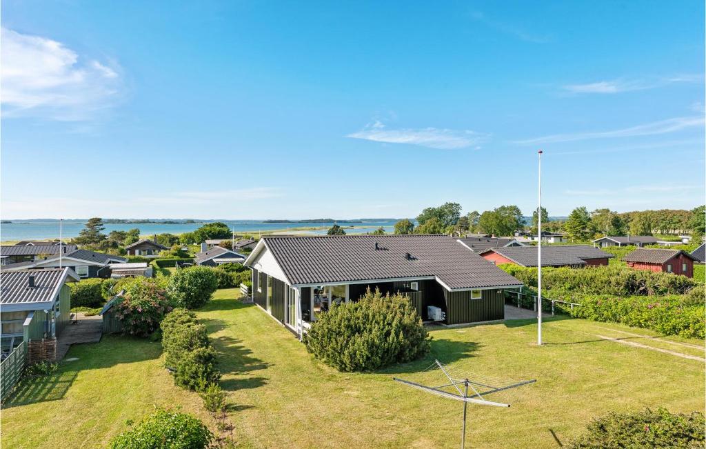 una vista aérea de una casa con patio en Gorgeous Home In Faaborg With Kitchen, en Bøjden