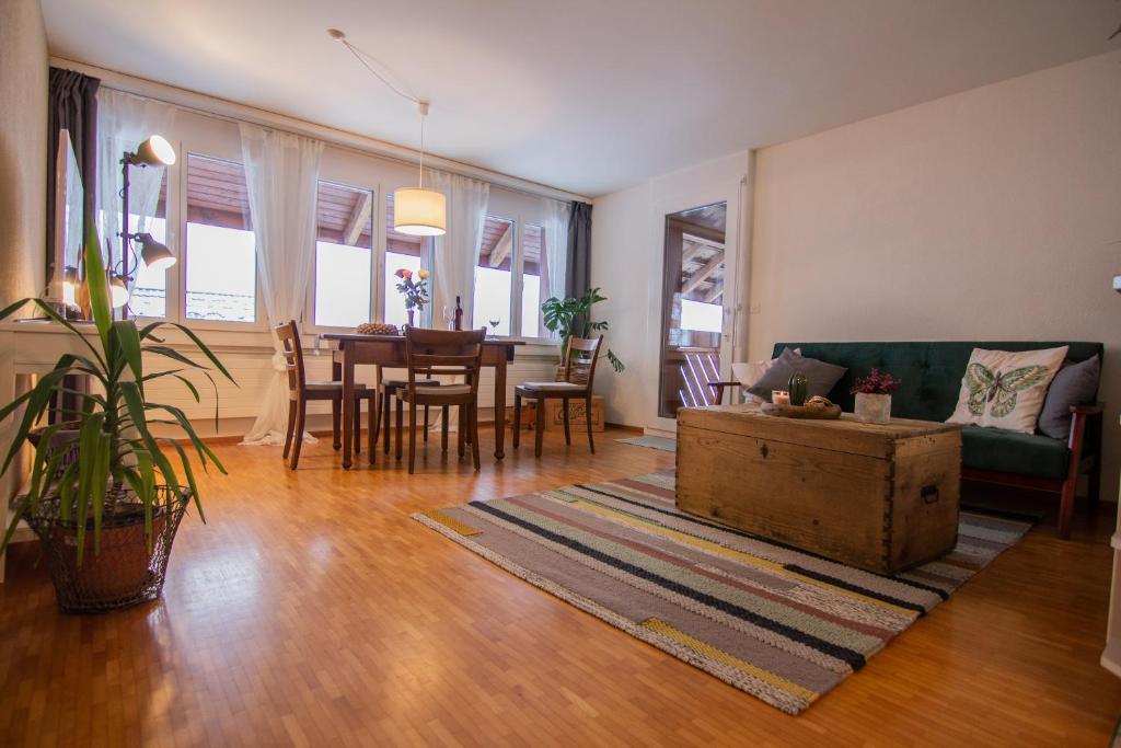 un soggiorno con un divano e un tavolo di Ferienwohnung Frostenegg a Nussbaumen