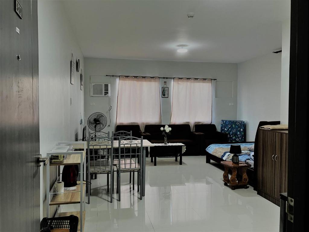 Camella Homes Bacolod Condo - Ibiza Bldg Unit 5O for rent! with WIFI and Netflix! - Apartamento De Um Quarto