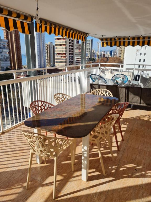 Balkón alebo terasa v ubytovaní Gran terraza con vistas al mar y piscina