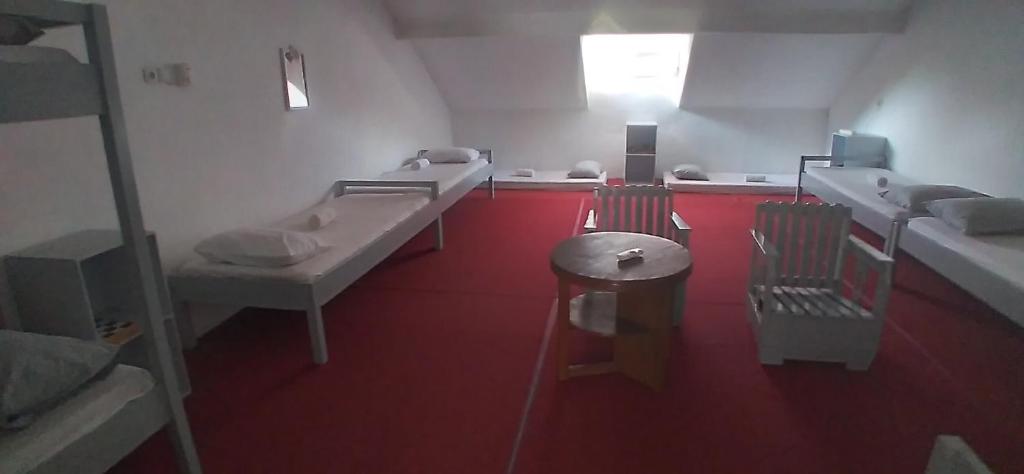 une chambre avec une rangée de lits dans un hôpital dans l'établissement Benara Shariah Homestay, à Yogyakarta