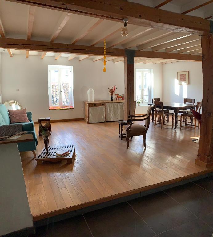 un salon avec un canapé, une table et des chaises dans l'établissement Medieval Avignon, calm, stunning & spacious 60m2, à Avignon