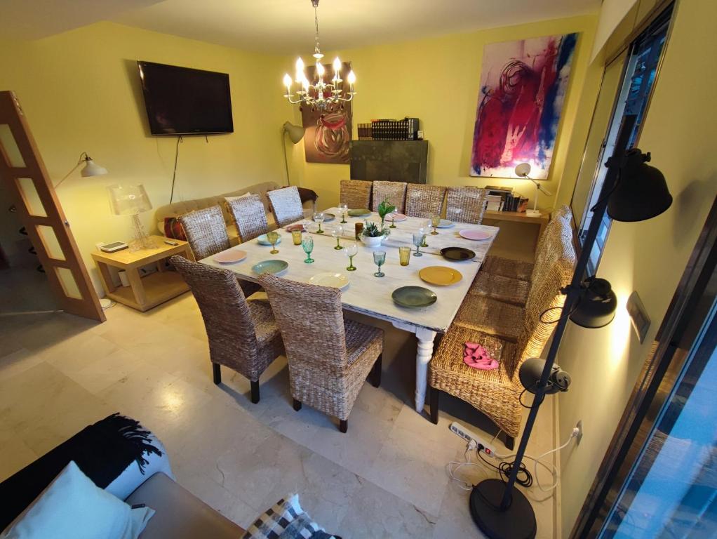 Televízia a/alebo spoločenská miestnosť v ubytovaní Villa Aguilas Club Guest house