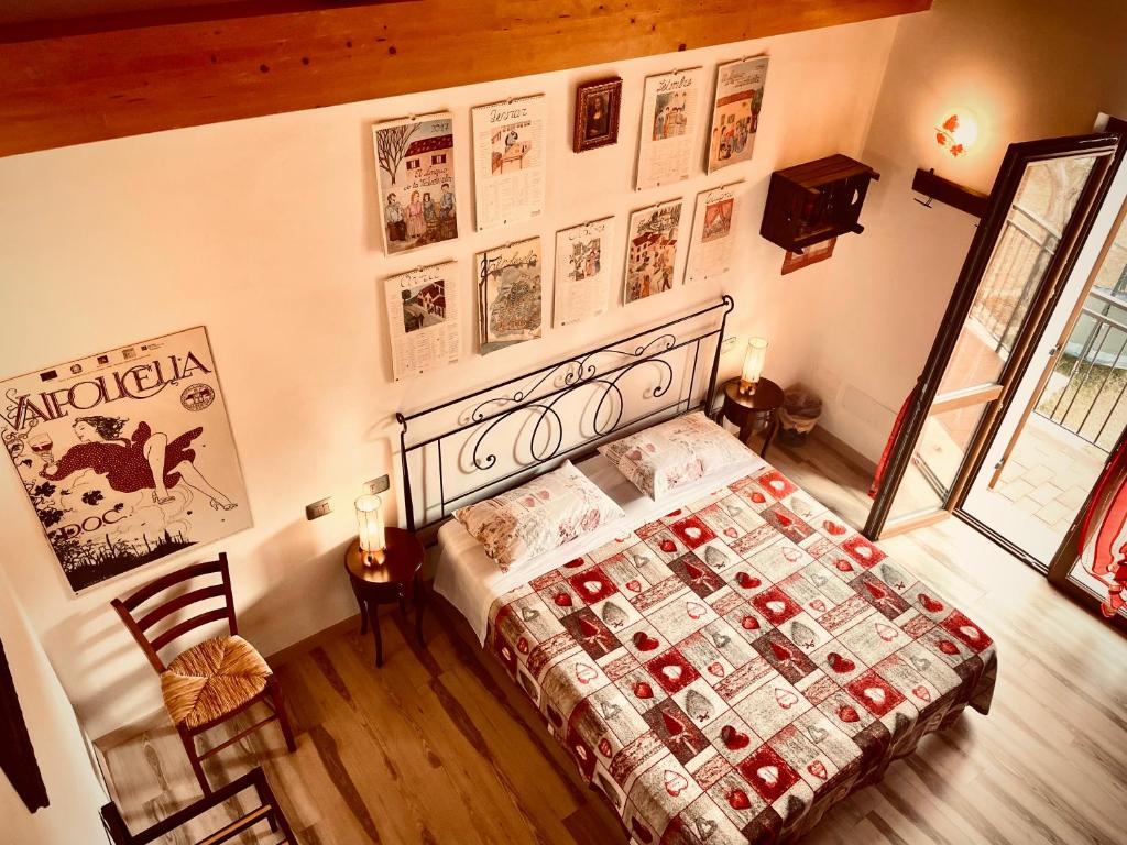 1 dormitorio con cama y carteles en la pared en La Bella Vigna, en Marano di Valpolicella