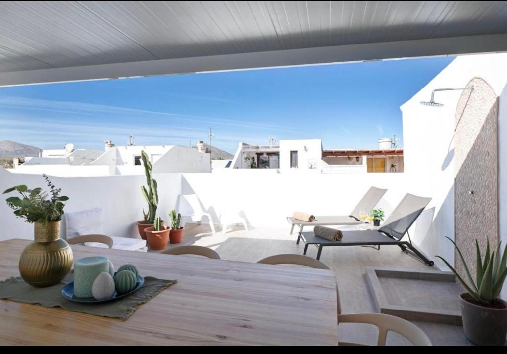 d'une terrasse avec une table et des chaises sur un balcon. dans l'établissement Casa mia, à Arrecife