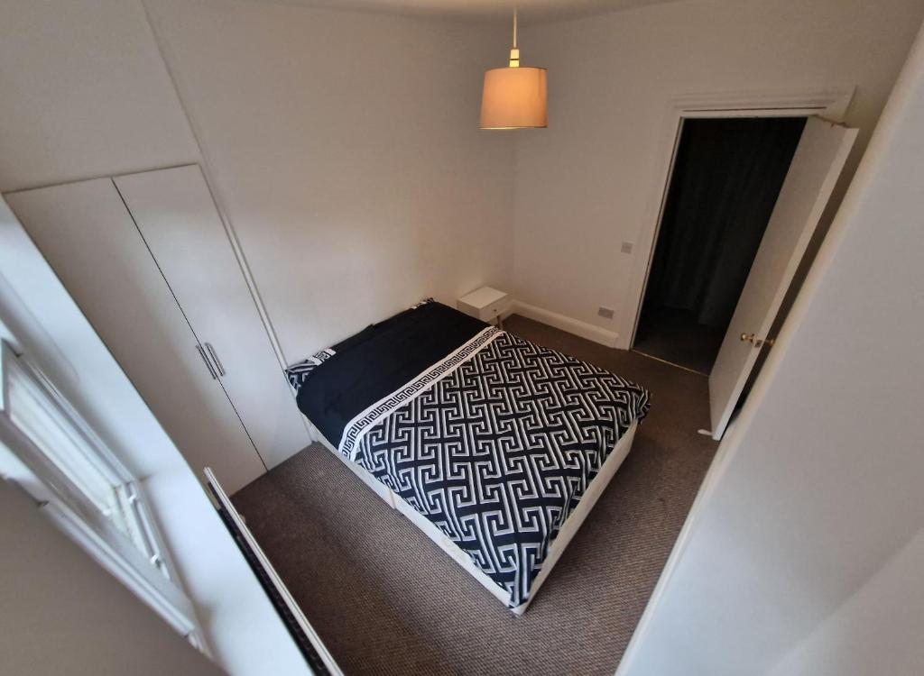 A bed or beds in a room at Private Double Bedroom in King's Cross St Pancras