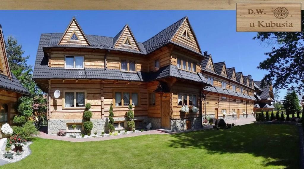 duży drewniany dom z dużym dachem w obiekcie Dom Wypoczynkowy U Kubusia w mieście Białka Tatrzanska