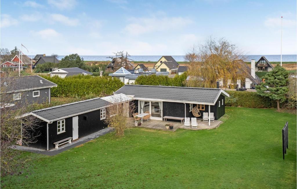 una vista aérea de una casa con patio en Lovely Home In Otterup With Kitchen en Otterup