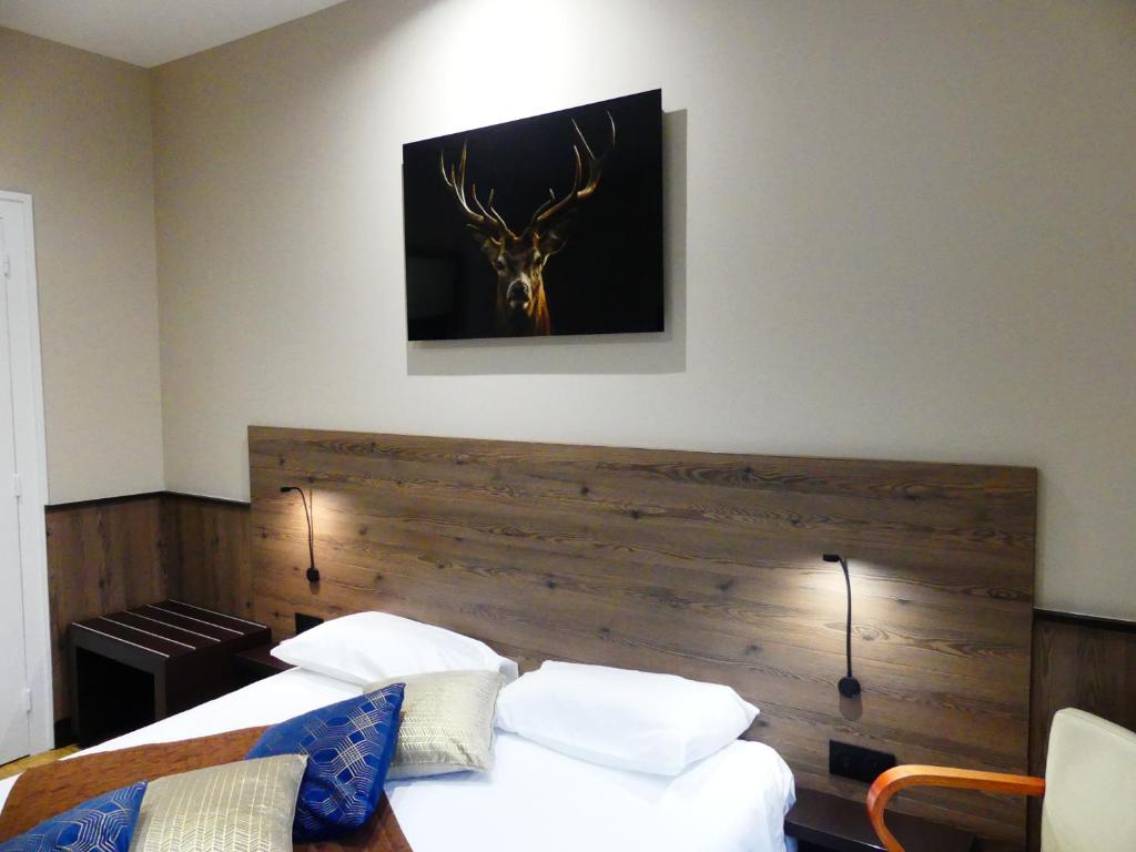 Postel nebo postele na pokoji v ubytování Logis Hotel Des Bains