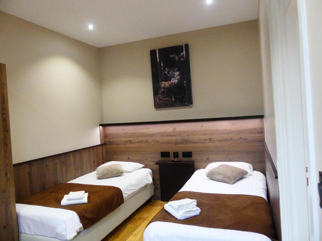 Postel nebo postele na pokoji v ubytování Logis Hotel Des Bains
