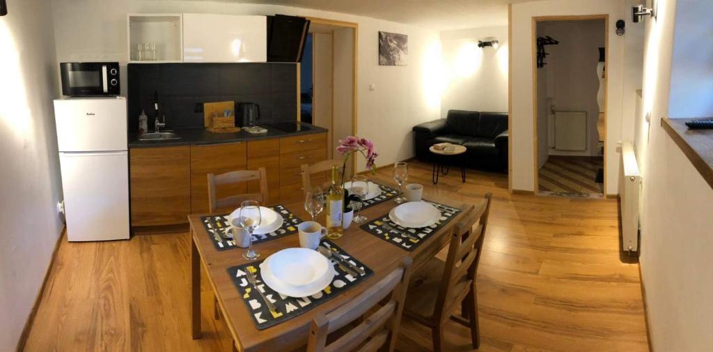 Kuchyňa alebo kuchynka v ubytovaní Apartamenty MOŁS Zakopane