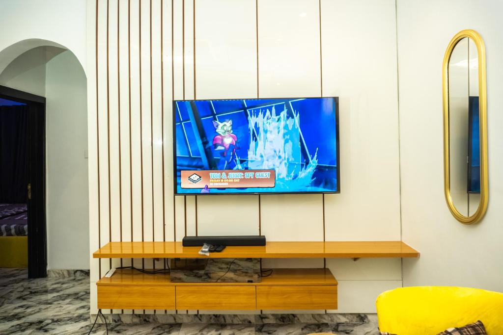 TV a/nebo společenská místnost v ubytování Admirable 2-bed-Apt With Pool, 24hrs Power & Unlimited Internet