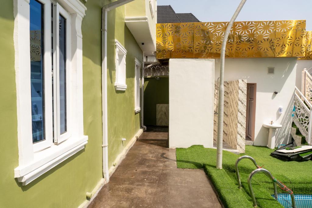 Posezení v ubytování Admirable 2-bed-Apt With Pool, 24hrs Power & Unlimited Internet
