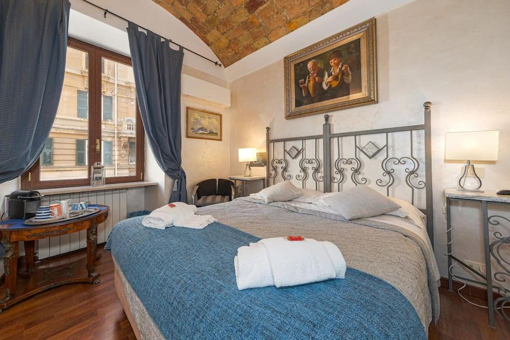 um quarto com 2 camas e toalhas em Luxury apartment Magda em Roma