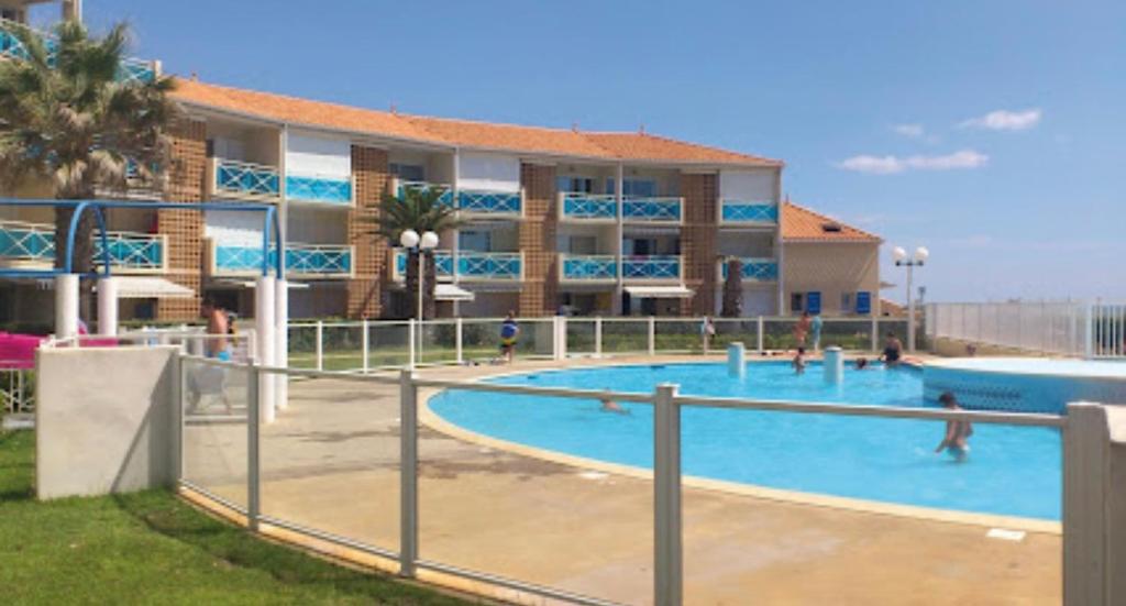 Basen w obiekcie Appart Frontignan sur la plage, piscine, wifi, tv, Netflix lub w pobliżu