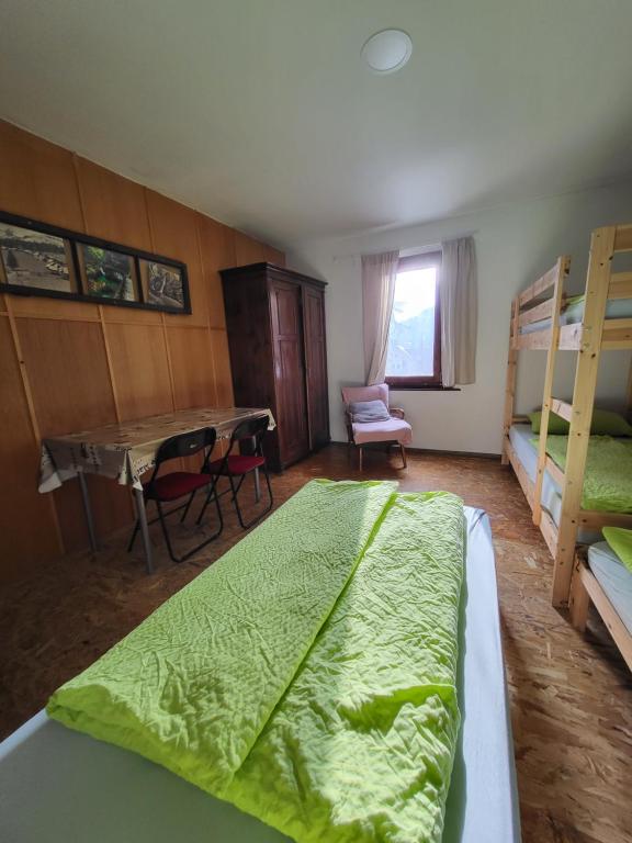 Postel nebo postele na pokoji v ubytování Bus Station Beds