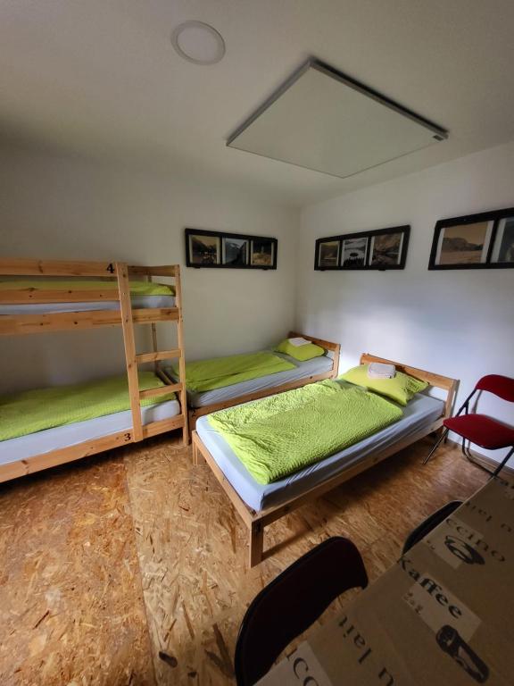 Postel nebo postele na pokoji v ubytování Bus Station Beds