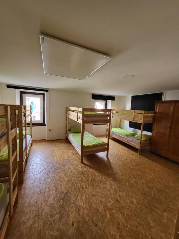 Postel nebo postele na pokoji v ubytování Bus Station Beds