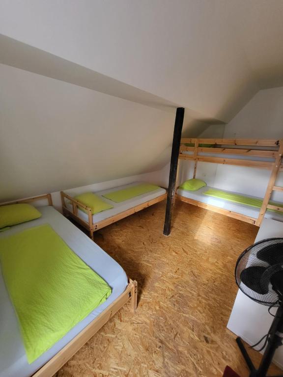 Postel nebo postele na pokoji v ubytování Bus Station Beds