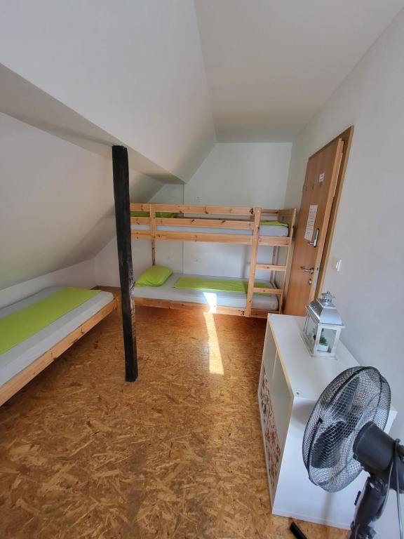 Postel nebo postele na pokoji v ubytování Bus Station Beds
