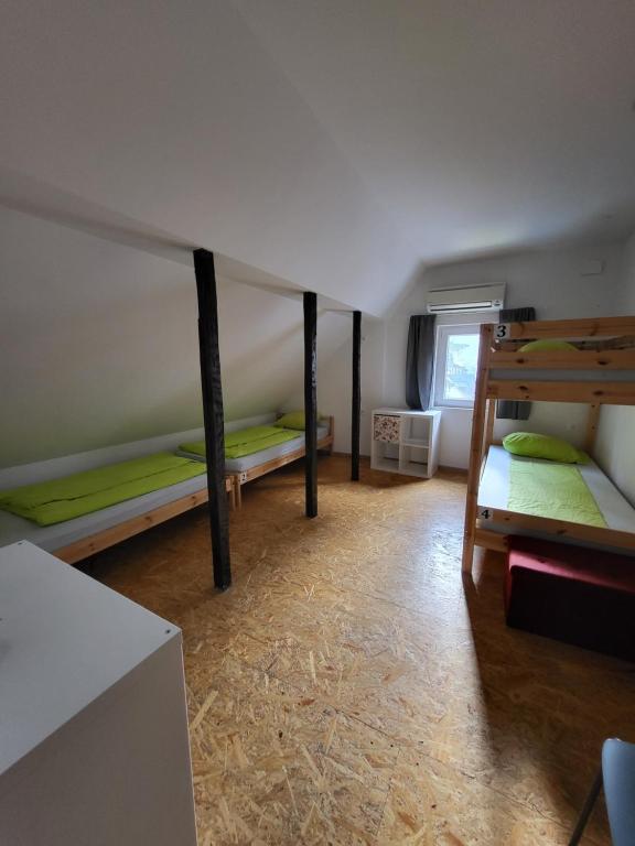 Postel nebo postele na pokoji v ubytování Bus Station Beds