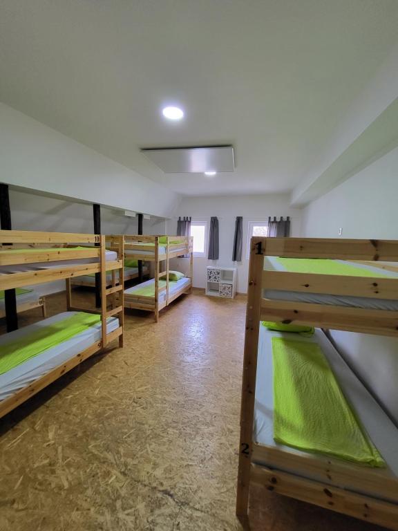 Postel nebo postele na pokoji v ubytování Bus Station Beds