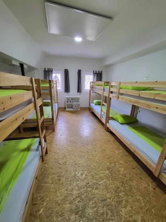 Postel nebo postele na pokoji v ubytování Bus Station Beds