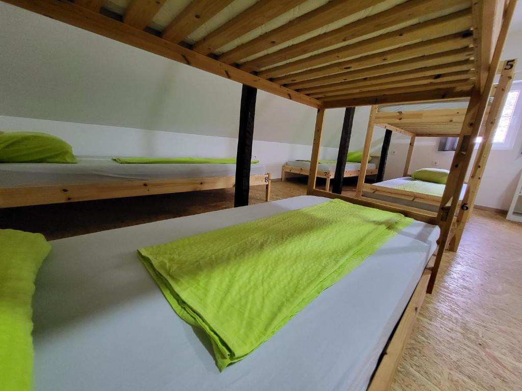 Postel nebo postele na pokoji v ubytování Bus Station Beds