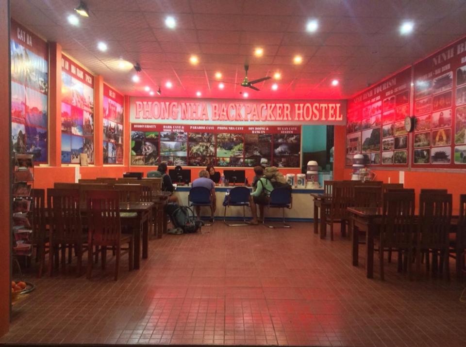 Un restaurante o sitio para comer en Phong Nha Backpacker Hostel