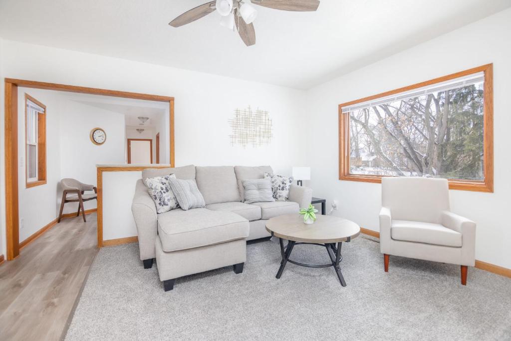 Cozy 3 Bedroom House in Quiet Neighborhood - Housity