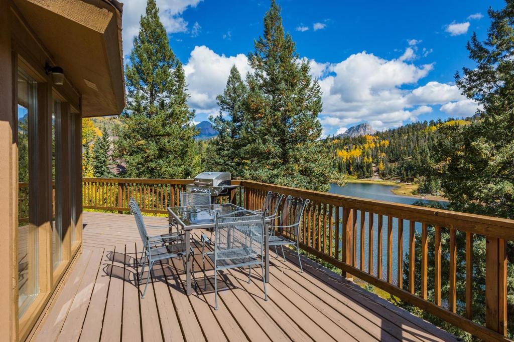einen Tisch und Stühle auf einer Terrasse mit Grill in der Unterkunft 389 Beaver Circle in Durango Mountain Resort