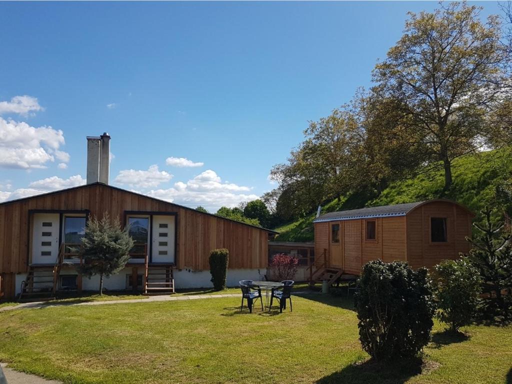 una casa con una mesa de picnic en el patio en Ferienwohnung/Monteurwohnung im schönen Odenwald, en Mörlenbach