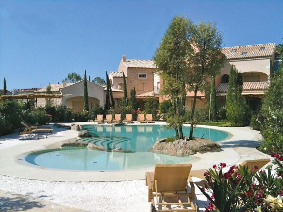 una gran piscina en un patio con sillas en Cascina Jesolana, en Lido di Jesolo