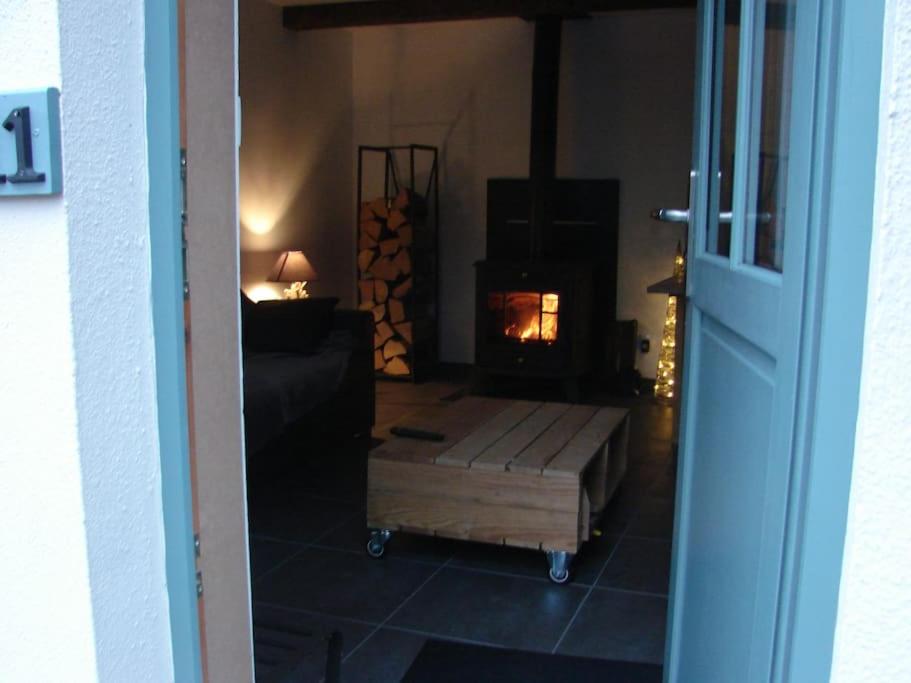 een woonkamer met een open haard en een salontafel bij AUTHENTIQUE MAISON DE PECHEUR ENTRE-TERRE & MER in Saint-Valery-sur-Somme