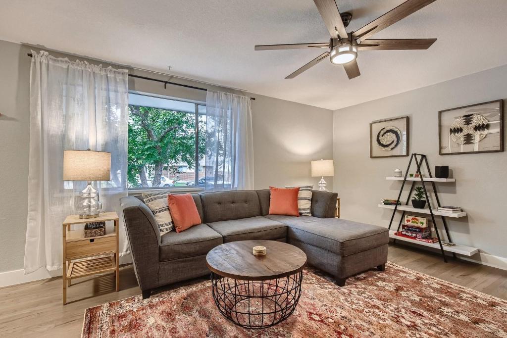 Posezení v ubytování 6636 Depew St (upper)