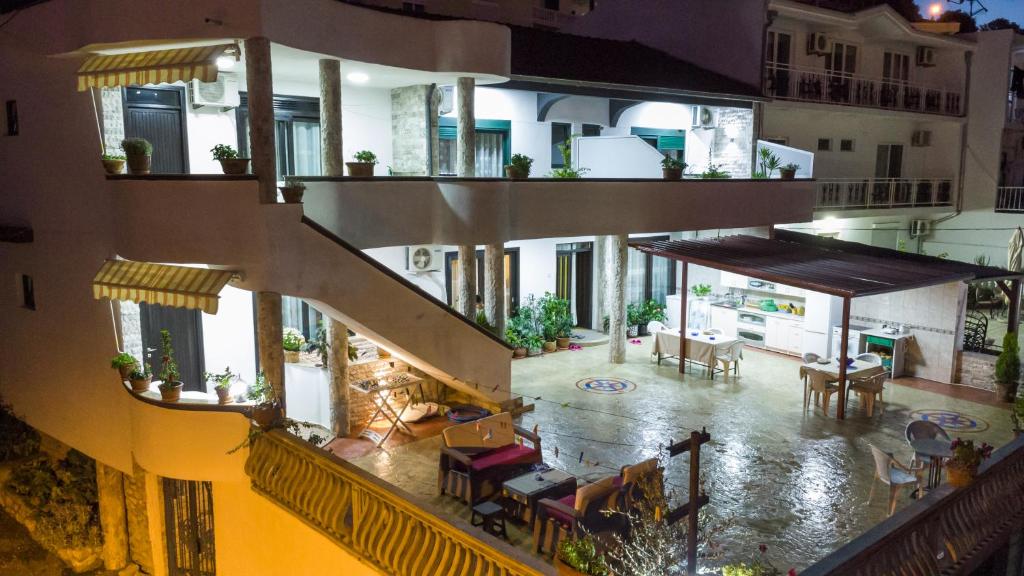 乌尔齐尼Apartments Ishmi in center of Ulcinj的带有厨房和露台的房屋的鸟瞰图