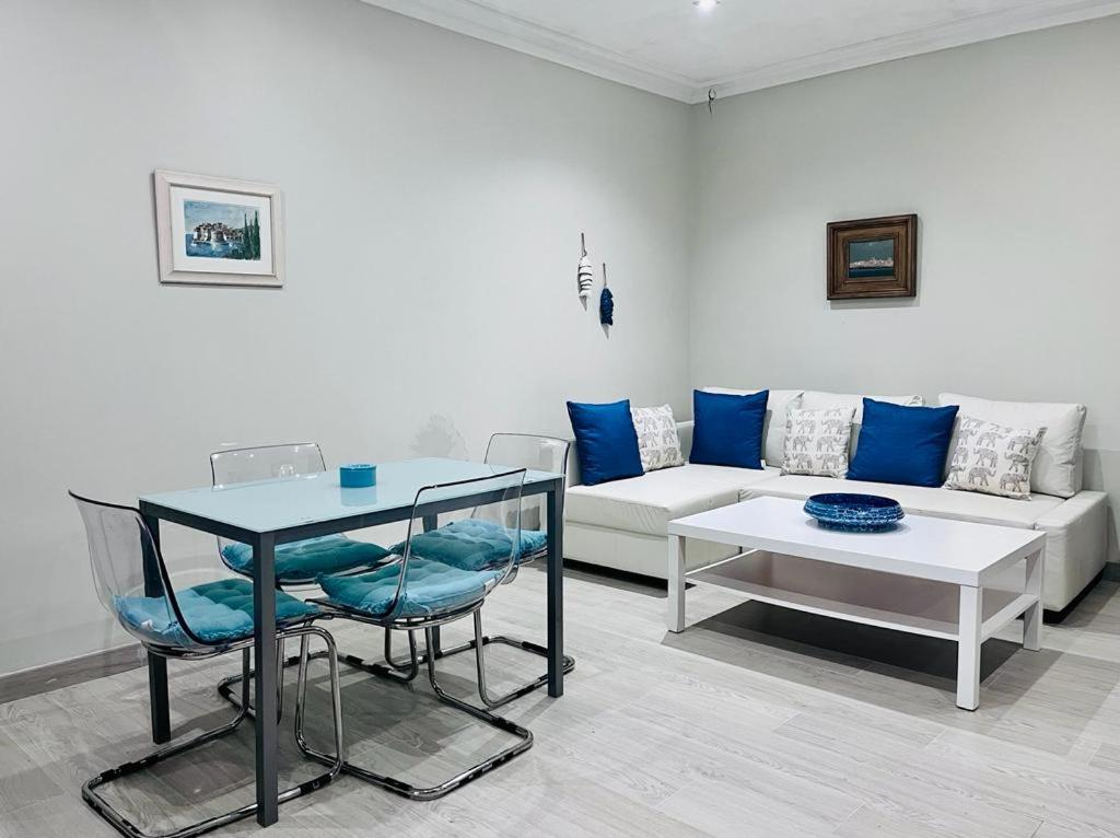 a living room with a couch and a table at Apartamento adosado con terraza en Playa América, Nigrán in Nigrán