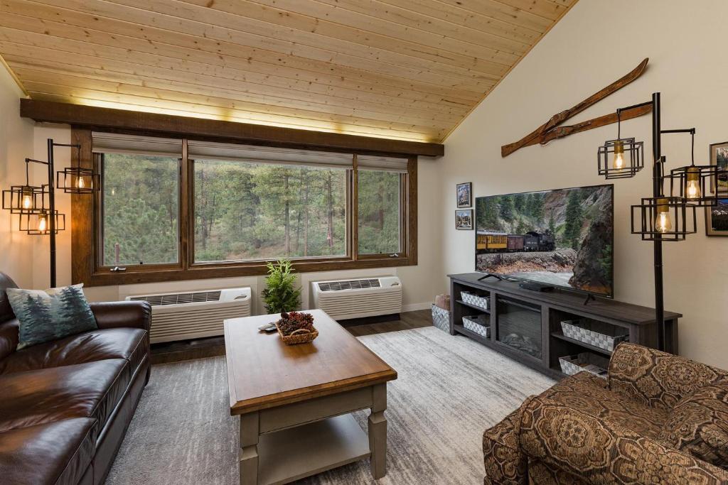 una sala de estar con un sofá y una mesa en Tamarron Lodge Loft 316, en Durango